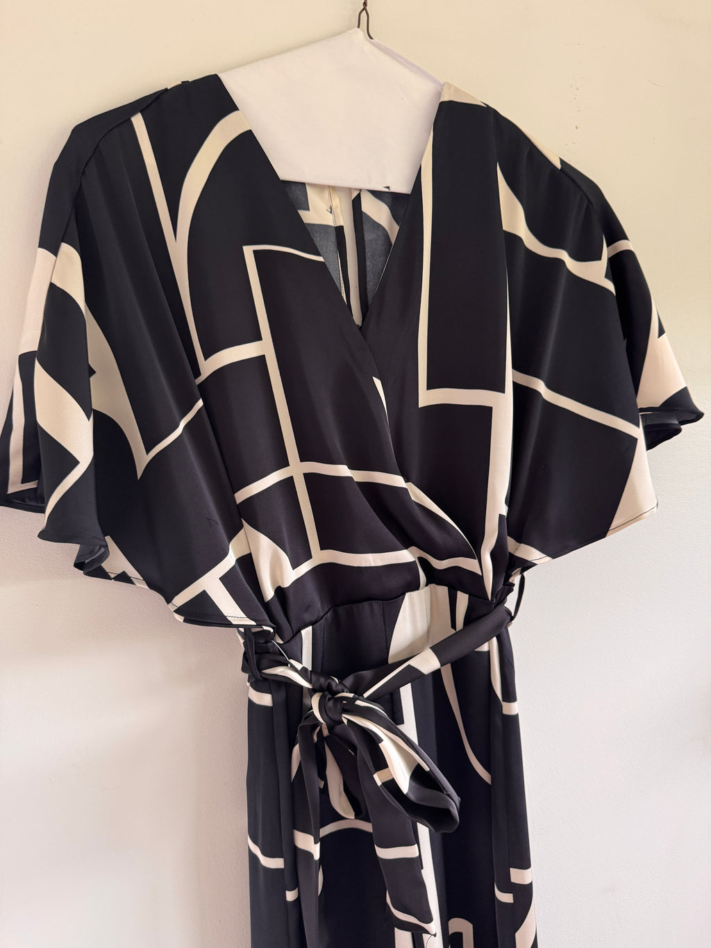 Avant Garde! Mango Satin Flutter Sleeve Jumpsuit (Size M, NWOT)