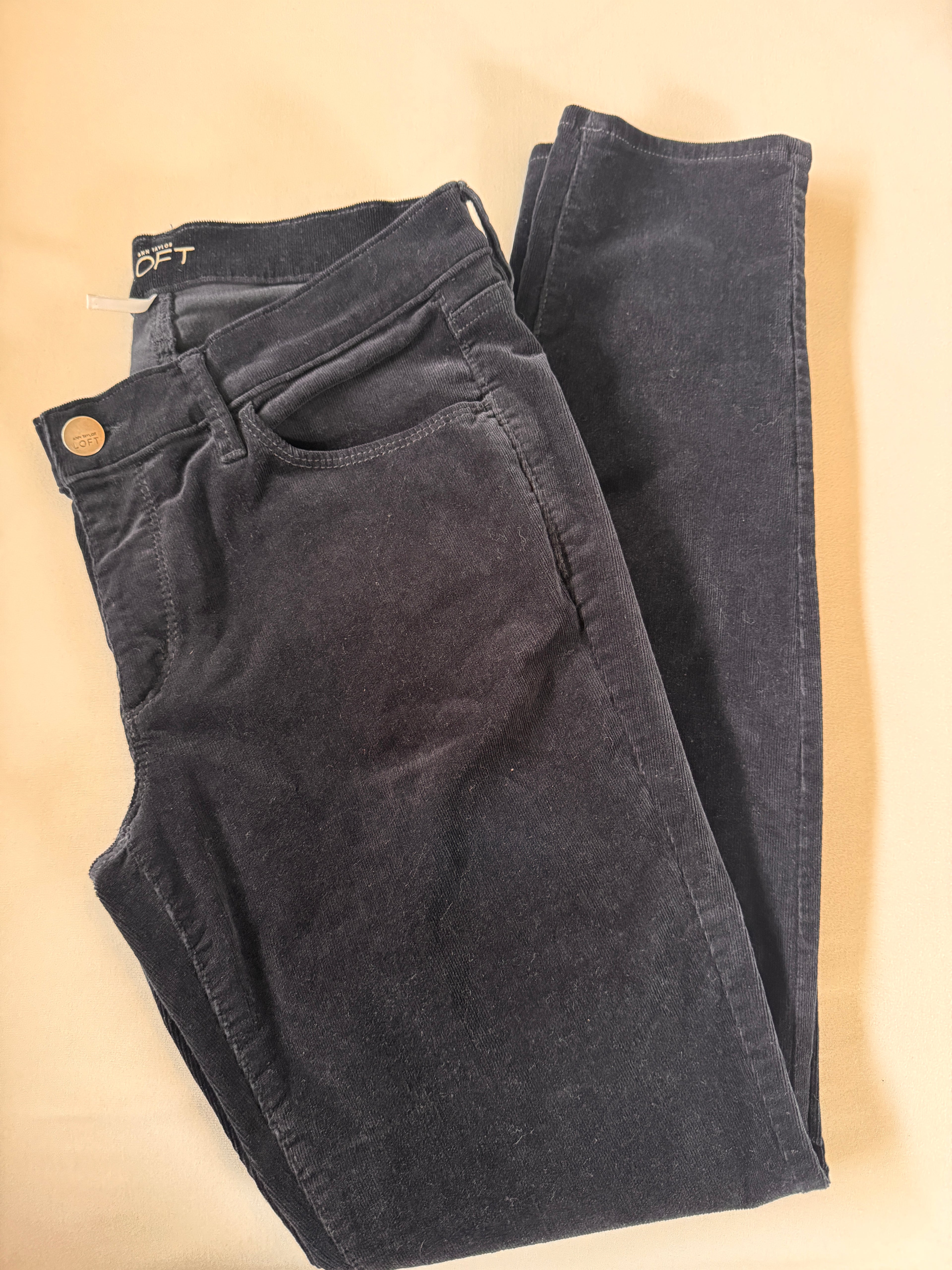 Classic! LOFT Modern Skinny Corduroy Pants in Navy (Size 6 / 28)