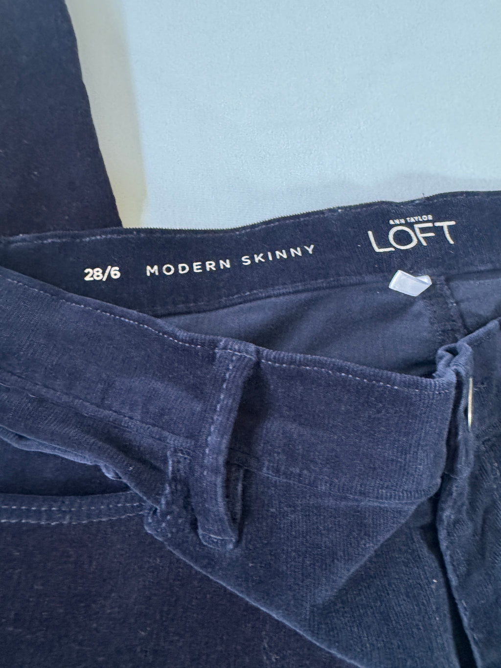 Classic! LOFT Modern Skinny Corduroy Pants in Navy (Size 6 / 28)