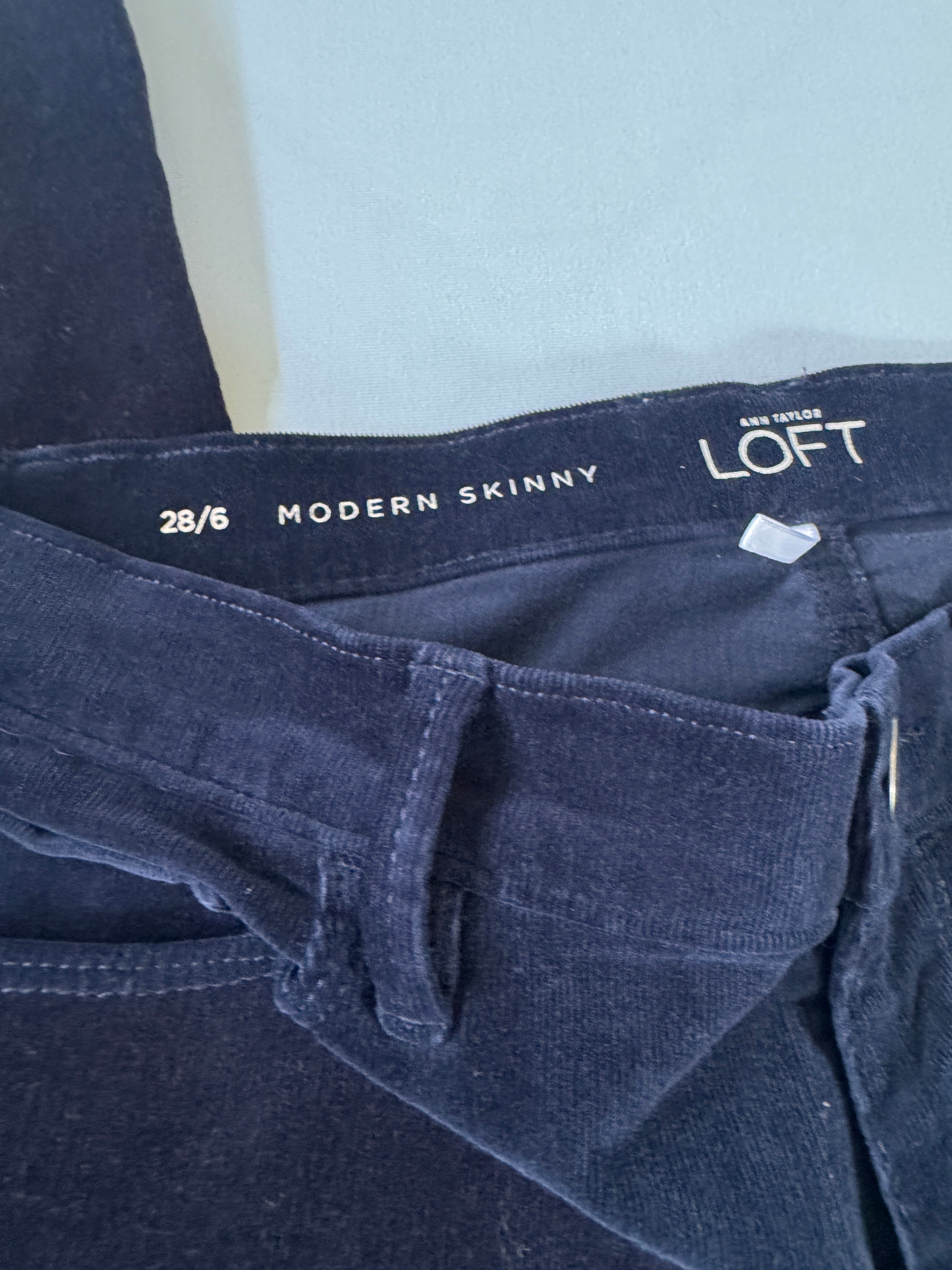 Classic! LOFT Modern Skinny Corduroy Pants in Navy (Size 6 / 28)