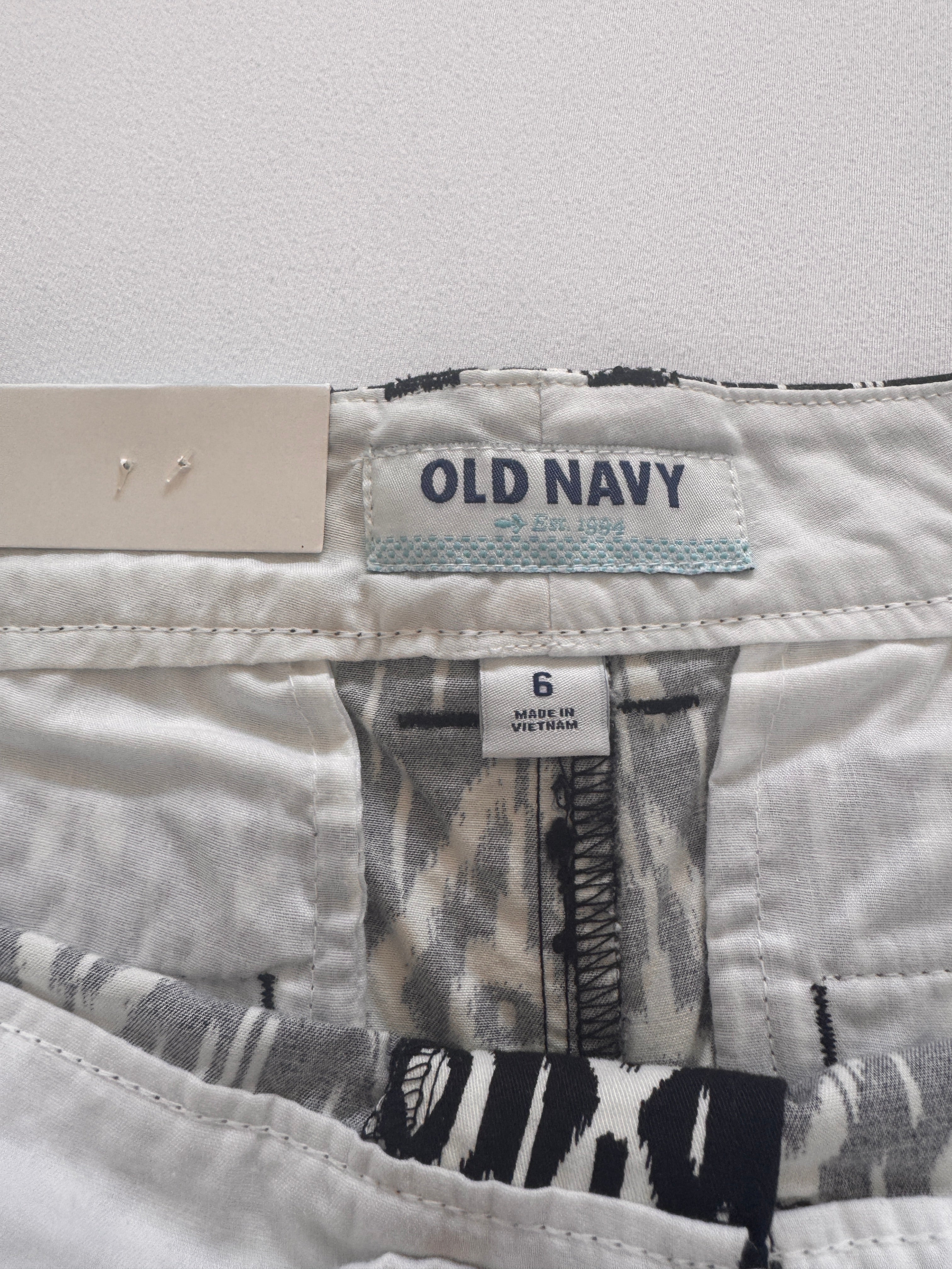 Graphic! Old Navy Black & White Ikat Print Shorts