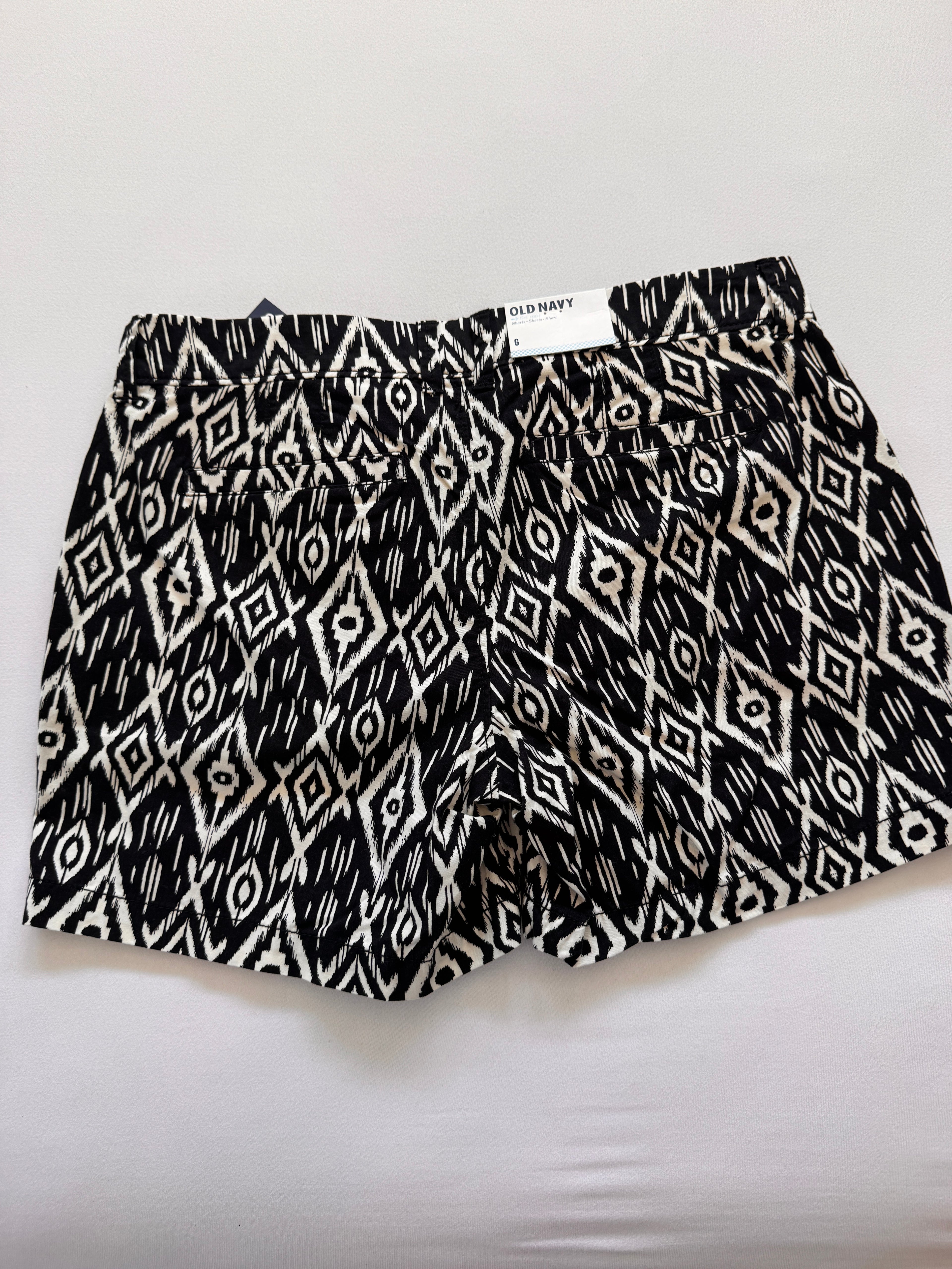 Graphic! Old Navy Black & White Ikat Print Shorts
