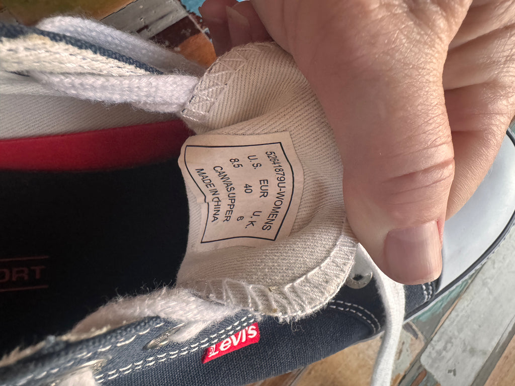 Label showing shoe size in womens 8.5