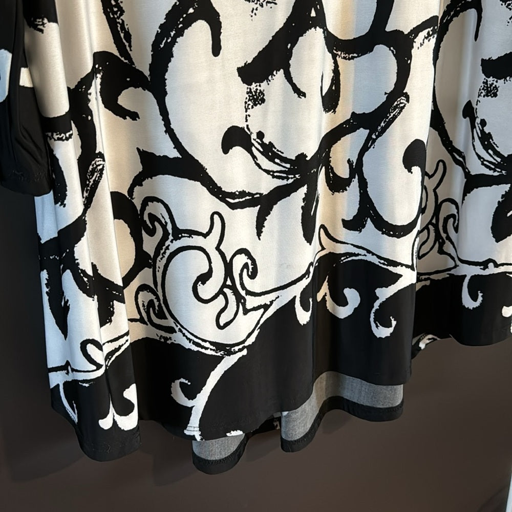 Flow!  Great black and white V-neck top - Sz XL