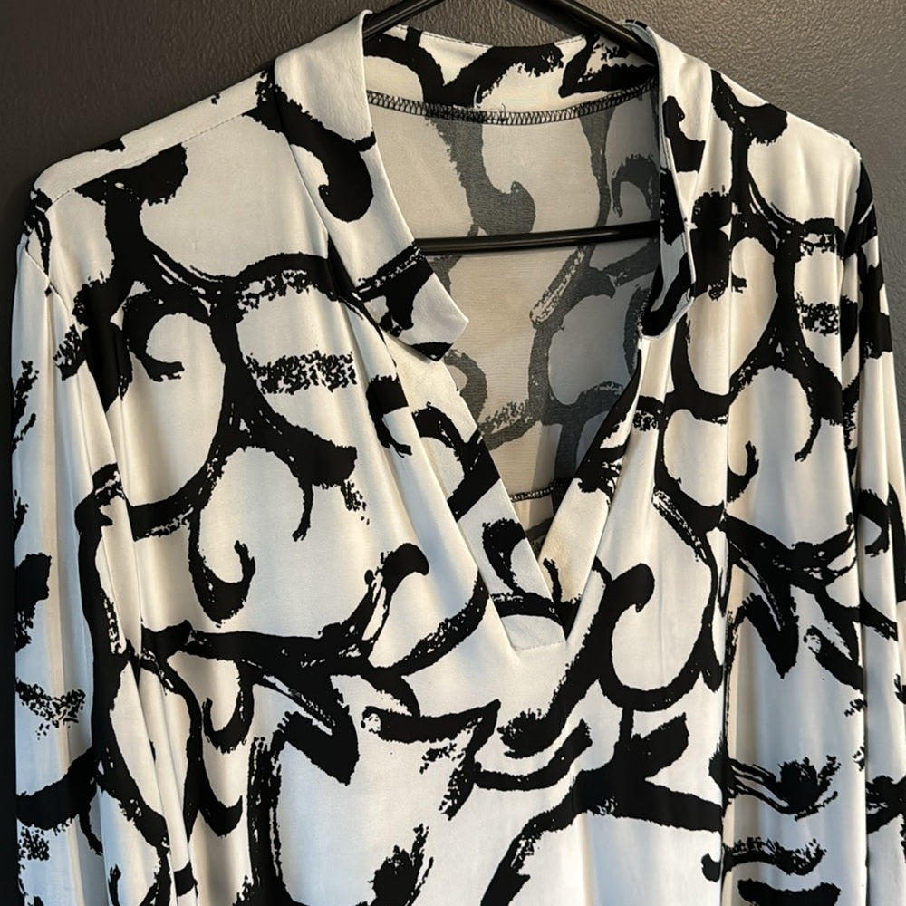 Flow!  Great black and white V-neck top - Sz XL