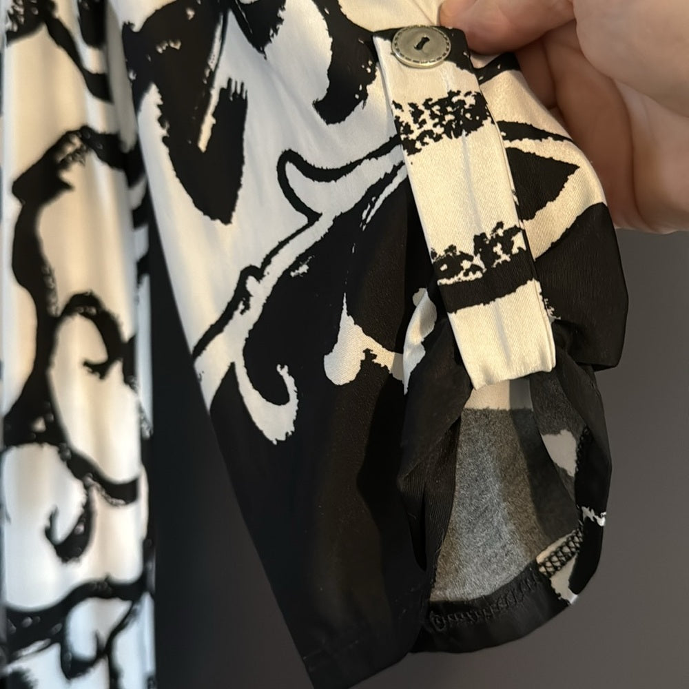 Flow!  Great black and white V-neck top - Sz XL