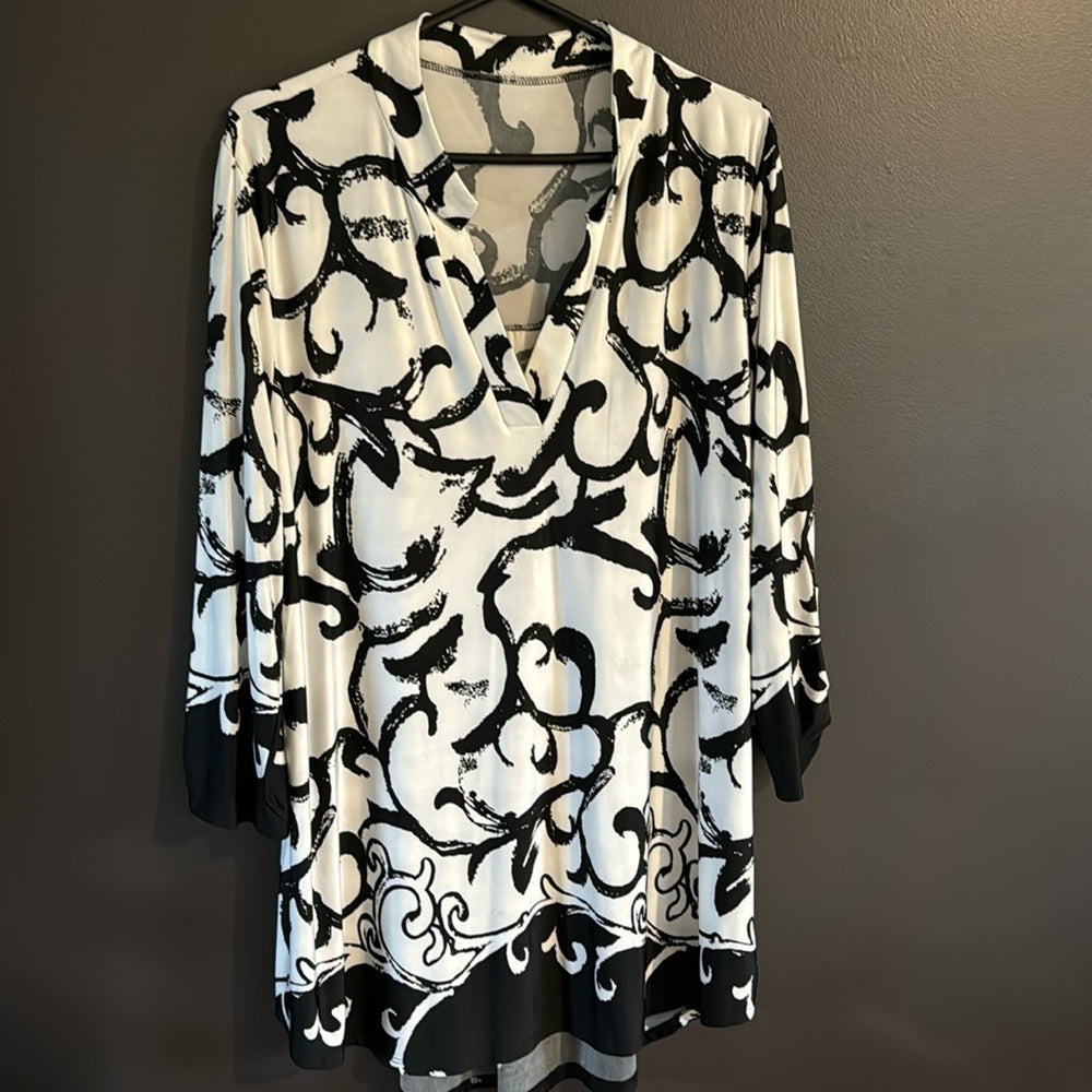 Flow!  Great black and white V-neck top - Sz XL