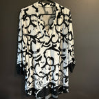 Flow!  Great black and white V-neck top - Sz XL